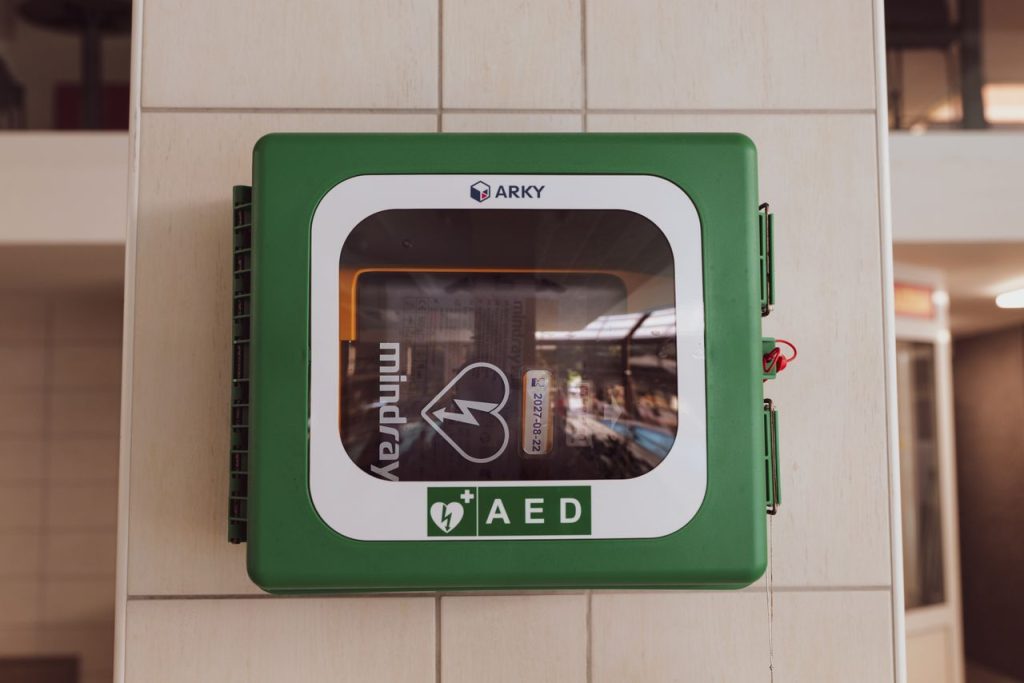Een AED in de buurt: hoe burgerhulpverlening in jouw straat werkt